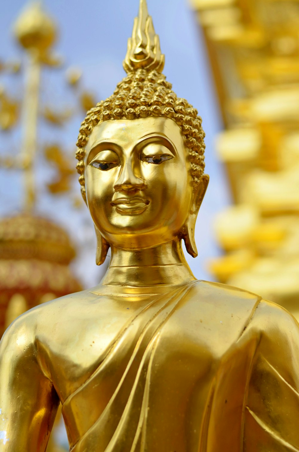 Goldene Buddha-Statue tagsüber