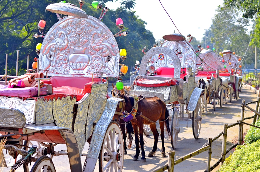 cheval brun avec calèche dans la rue