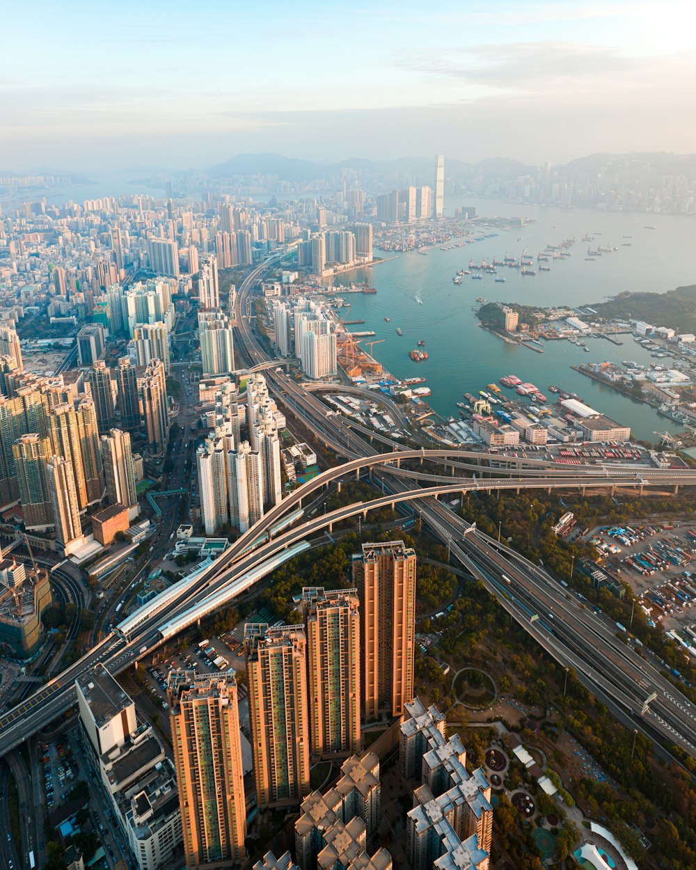 vista aérea dos edifícios da cidade durante o dia