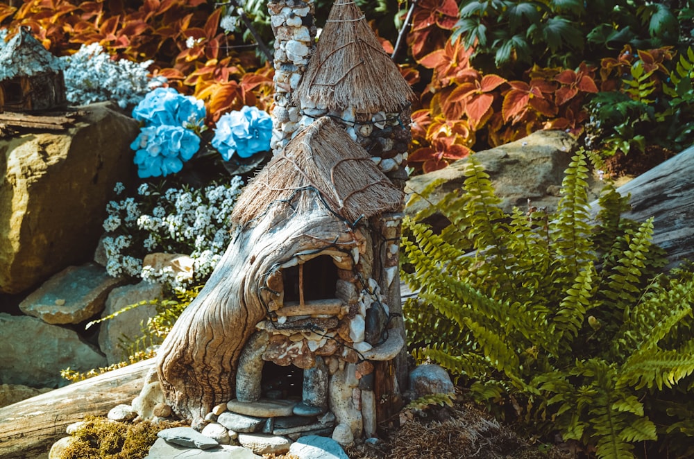 casa di legno marrone su erba verde