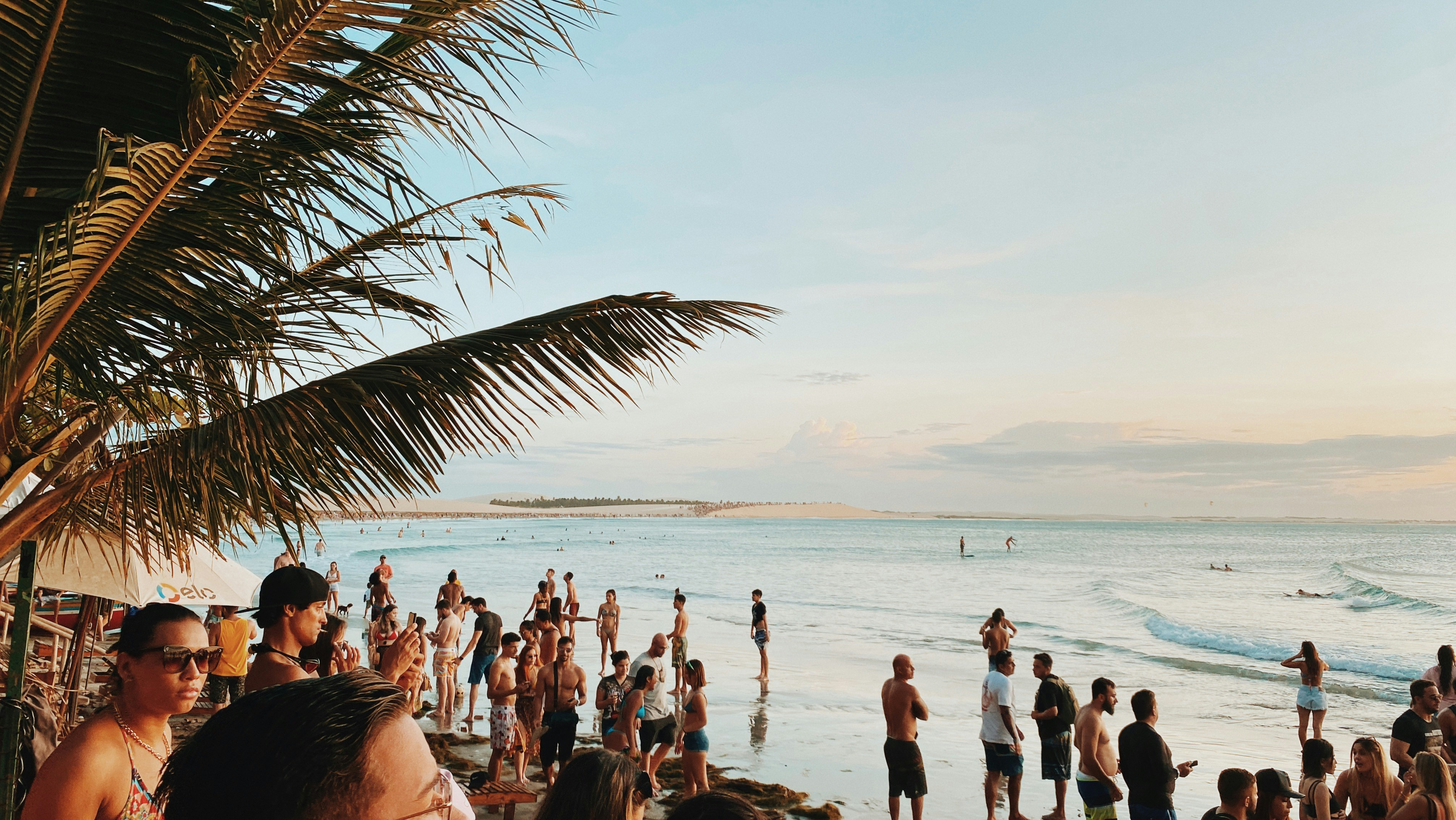 pessoas na praia durante o dia