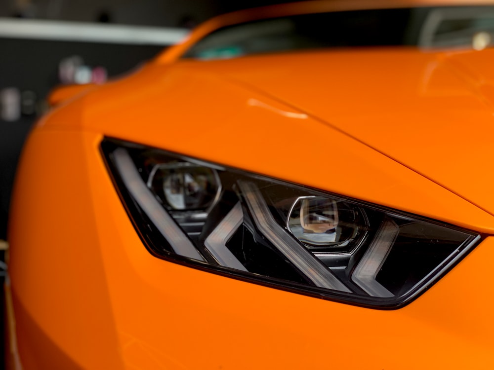 voiture BMW orange et noire