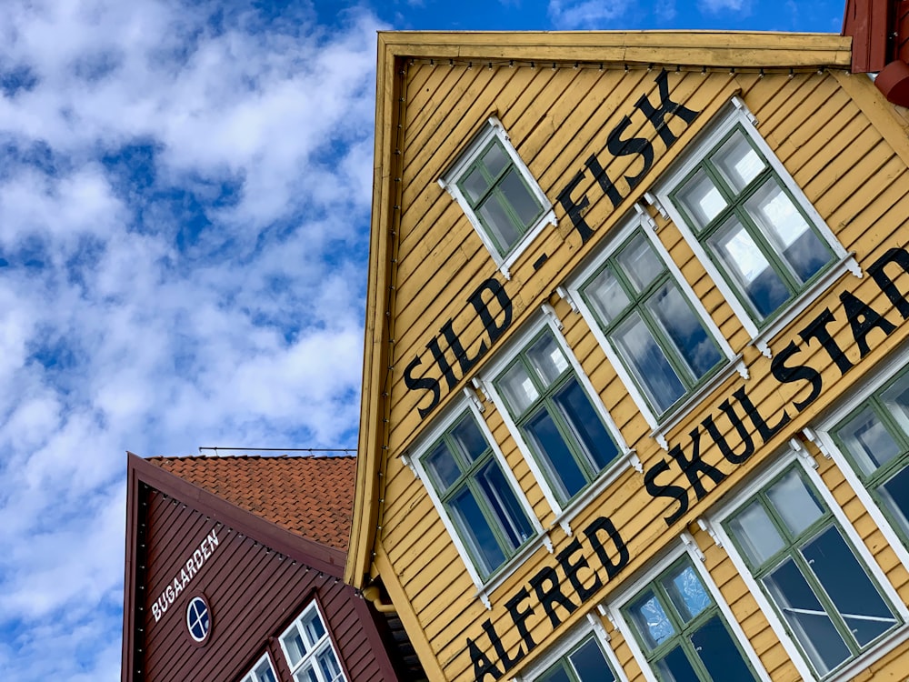 Braun-weißes Betongebäude unter blauem Himmel tagsüber