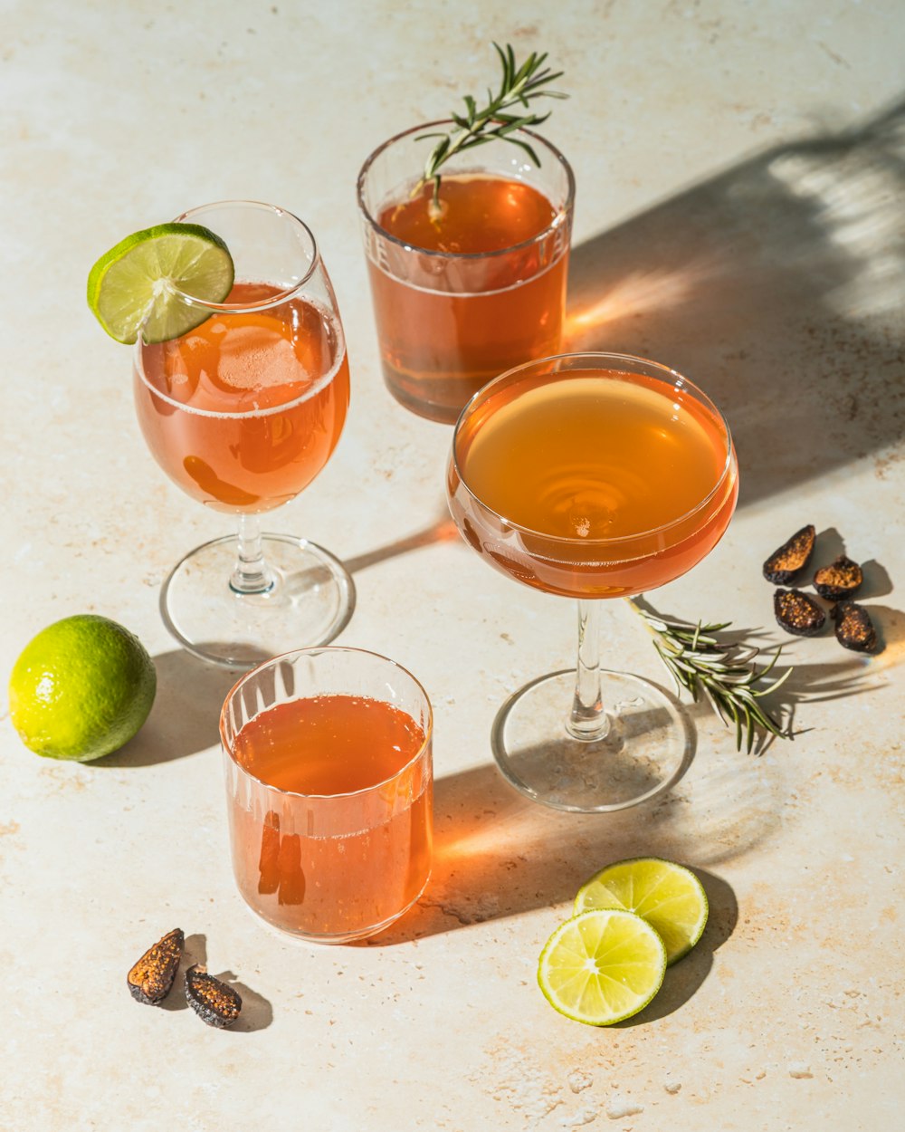 trois verres à boire transparents avec un liquide orange