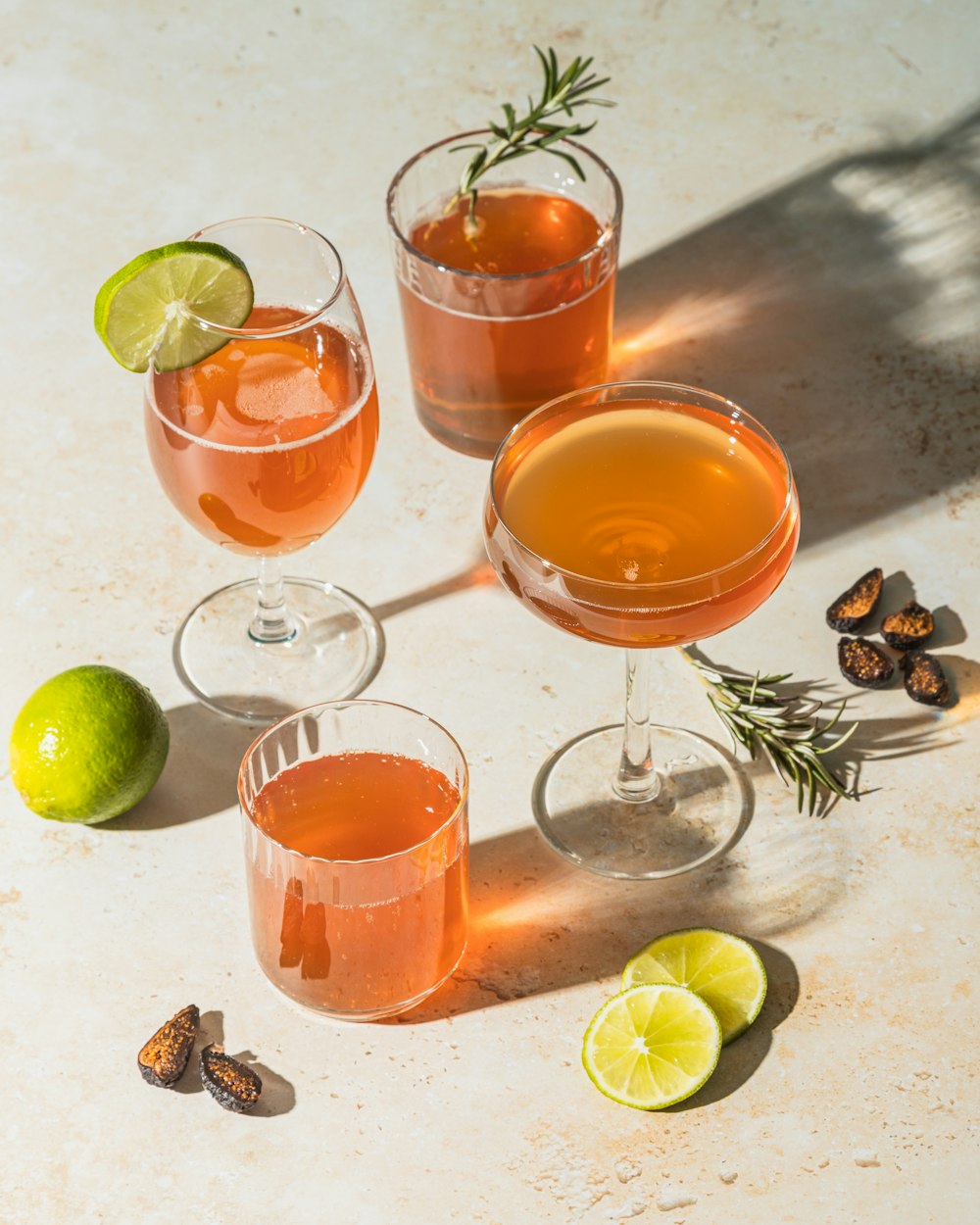 drei klare Trinkgläser mit orangefarbener Flüssigkeit