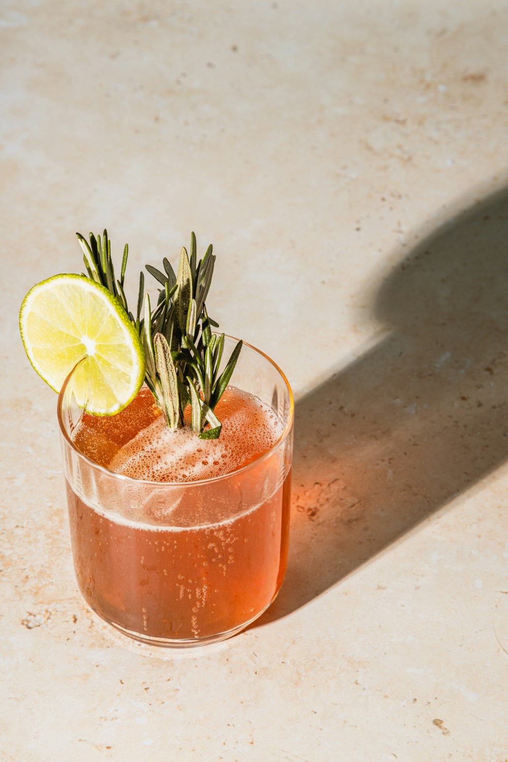 klares Trinkglas mit Orangensaft