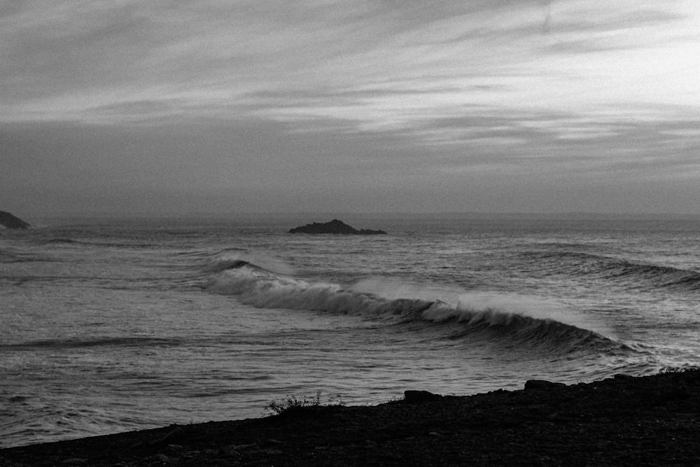 Foto en escala de grises de las olas del océano