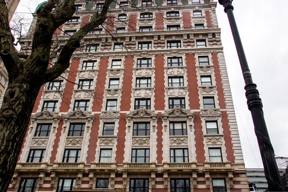 Edificio de hormigón marrón durante el día