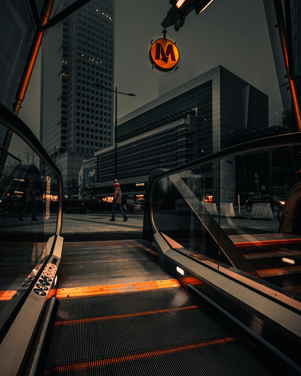 Fotografía de lapso de tiempo de automóviles en la carretera durante la noche