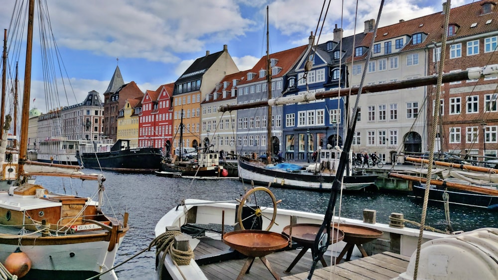 weißes und braunes Boot tagsüber im Dock