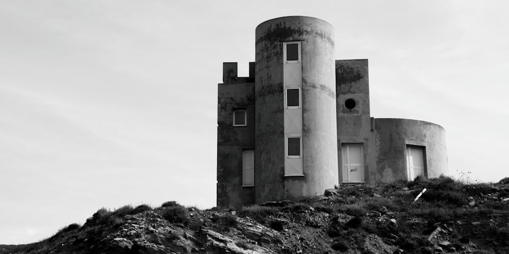 昼間の灰色の岩場に灰色のコンクリートの建物