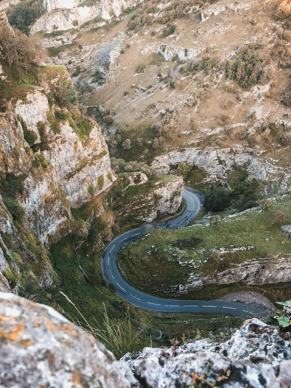 Montaña Rocosa marrón y verde