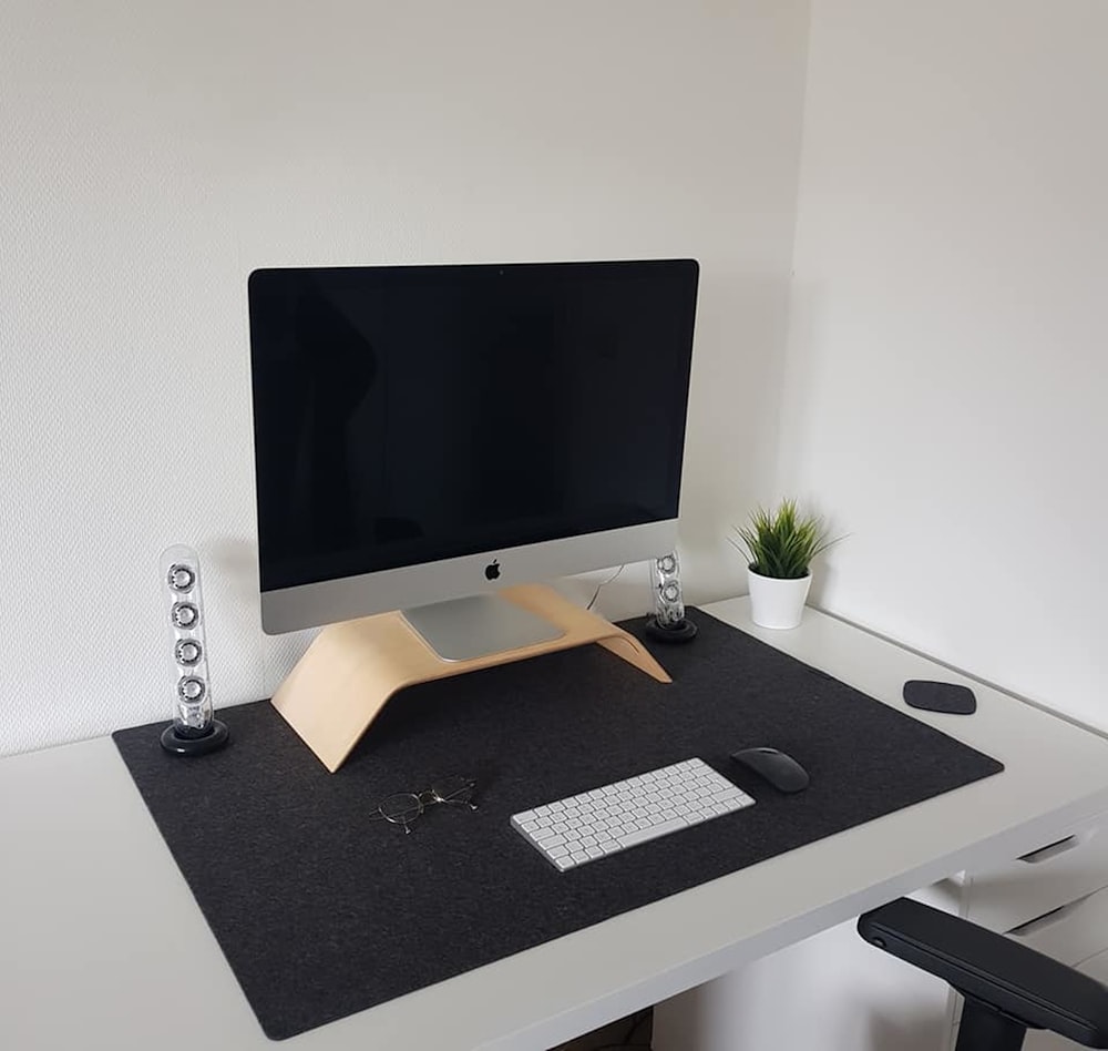 silver imac on black table