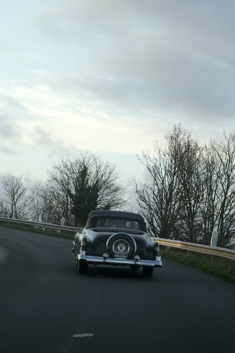 昼間の道路上の黒い車