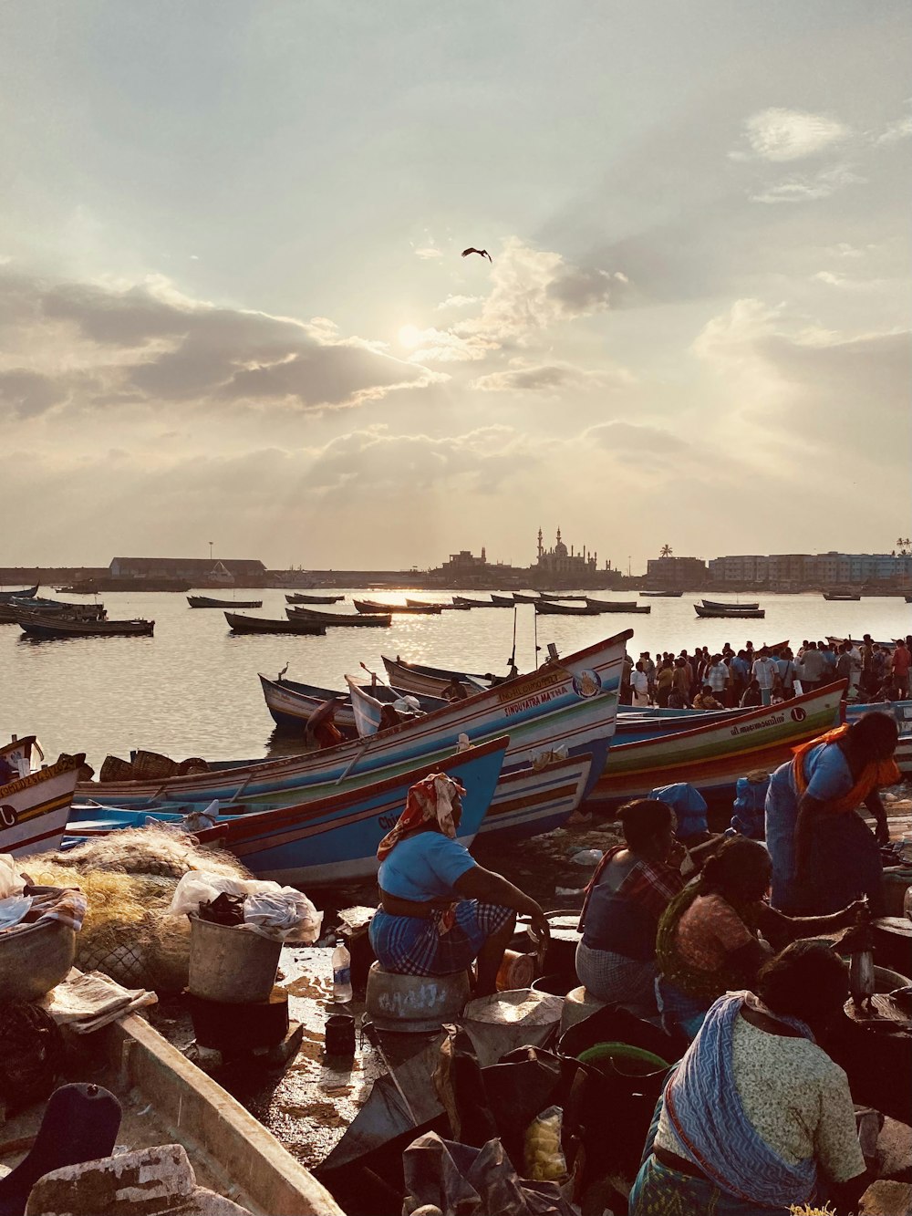 personnes sur le bateau sur la mer pendant la journée