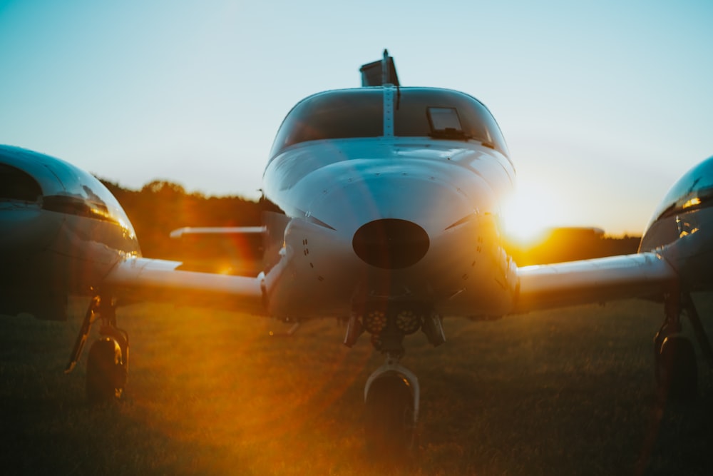 Weißes Flugzeug tagsüber auf braunem Feld