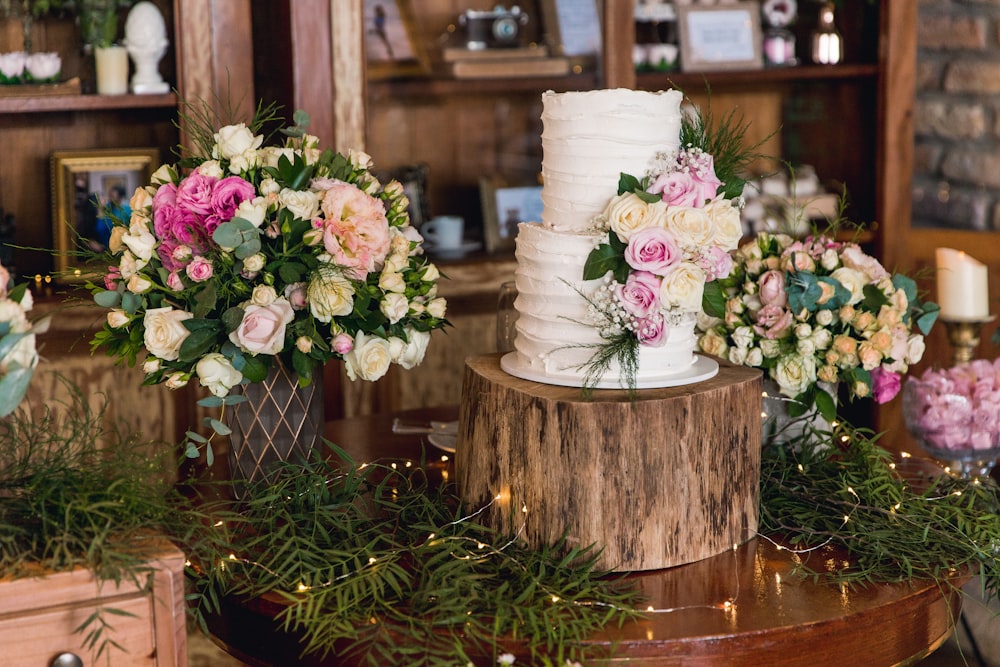 fiori bianchi e rosa su tavolo rotondo in legno marrone