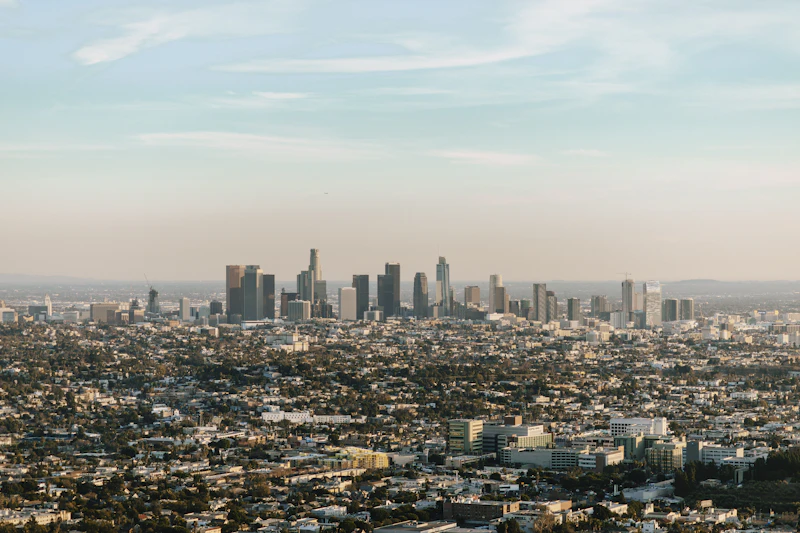 skyline de Los Ángeles bajo cielo despejado