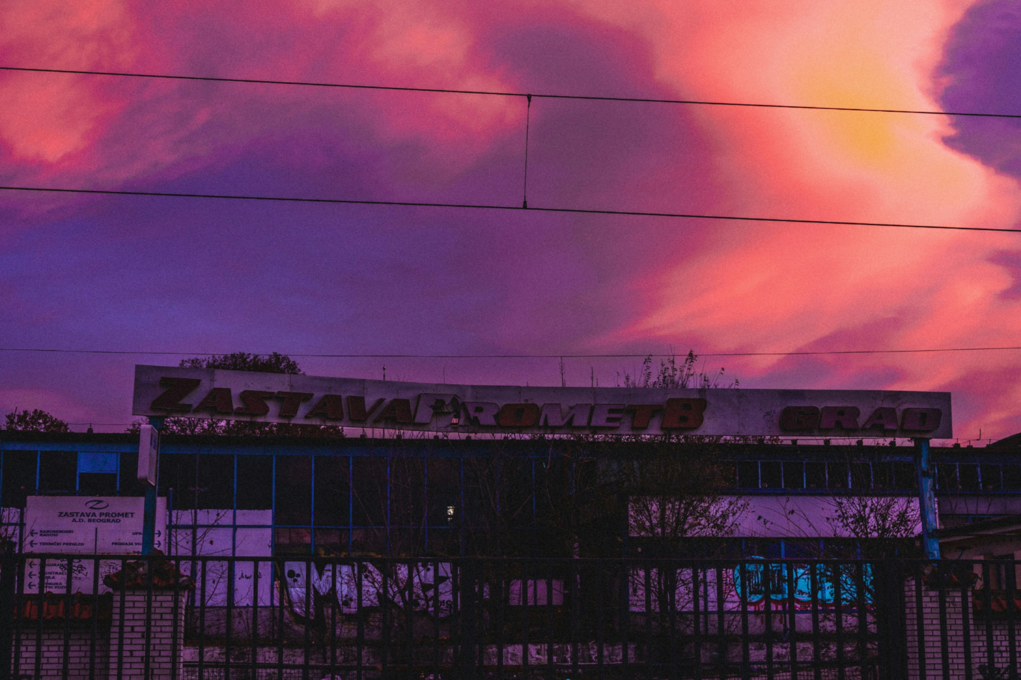 Schwarz-Weiß-Gebäude unter orangefarbenem Himmel