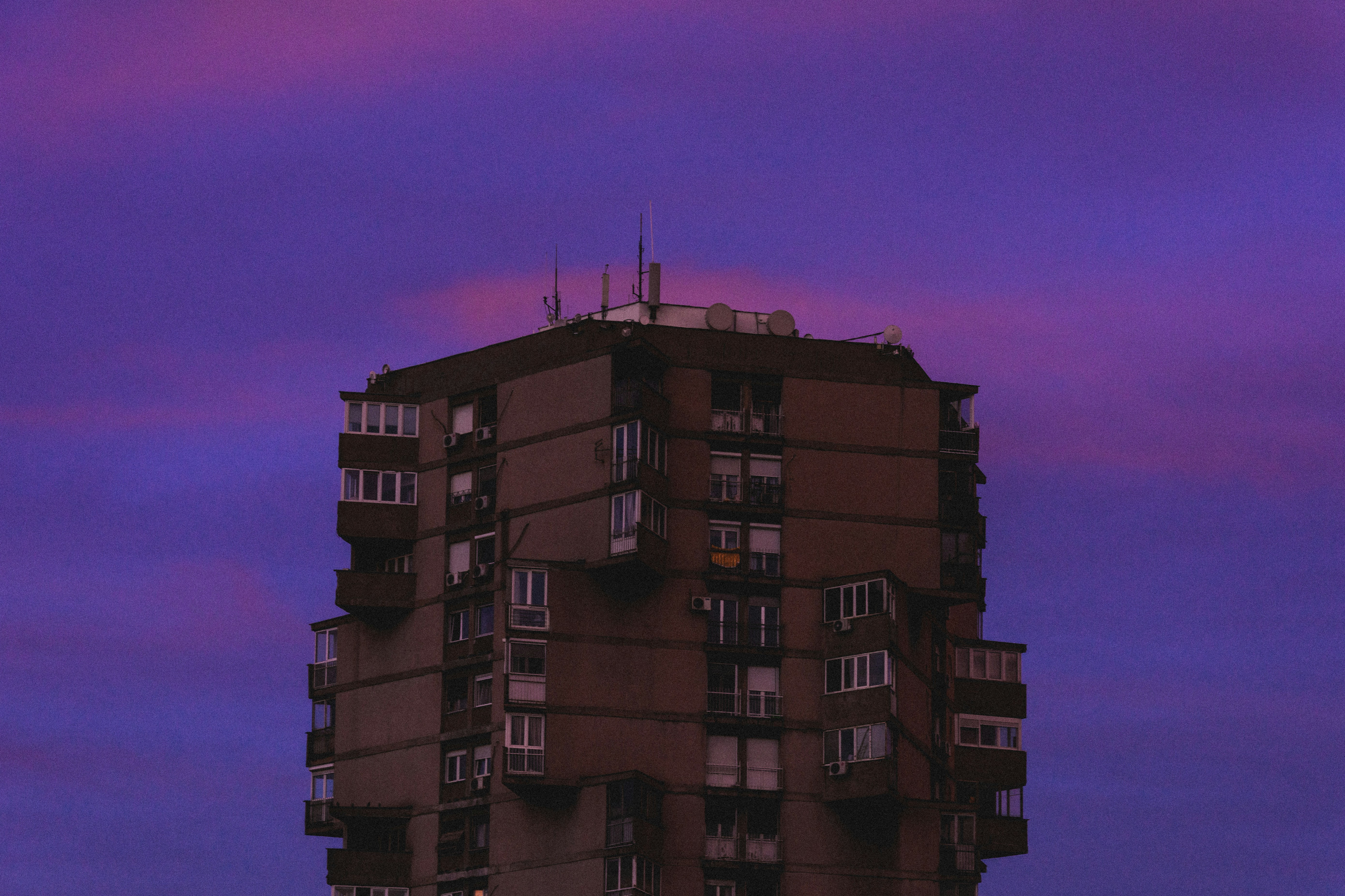 Braunes Betongebäude unter blauem Himmel tagsüber