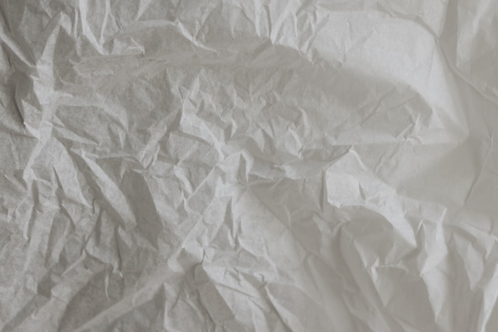 pacote plástico branco na mesa de madeira marrom