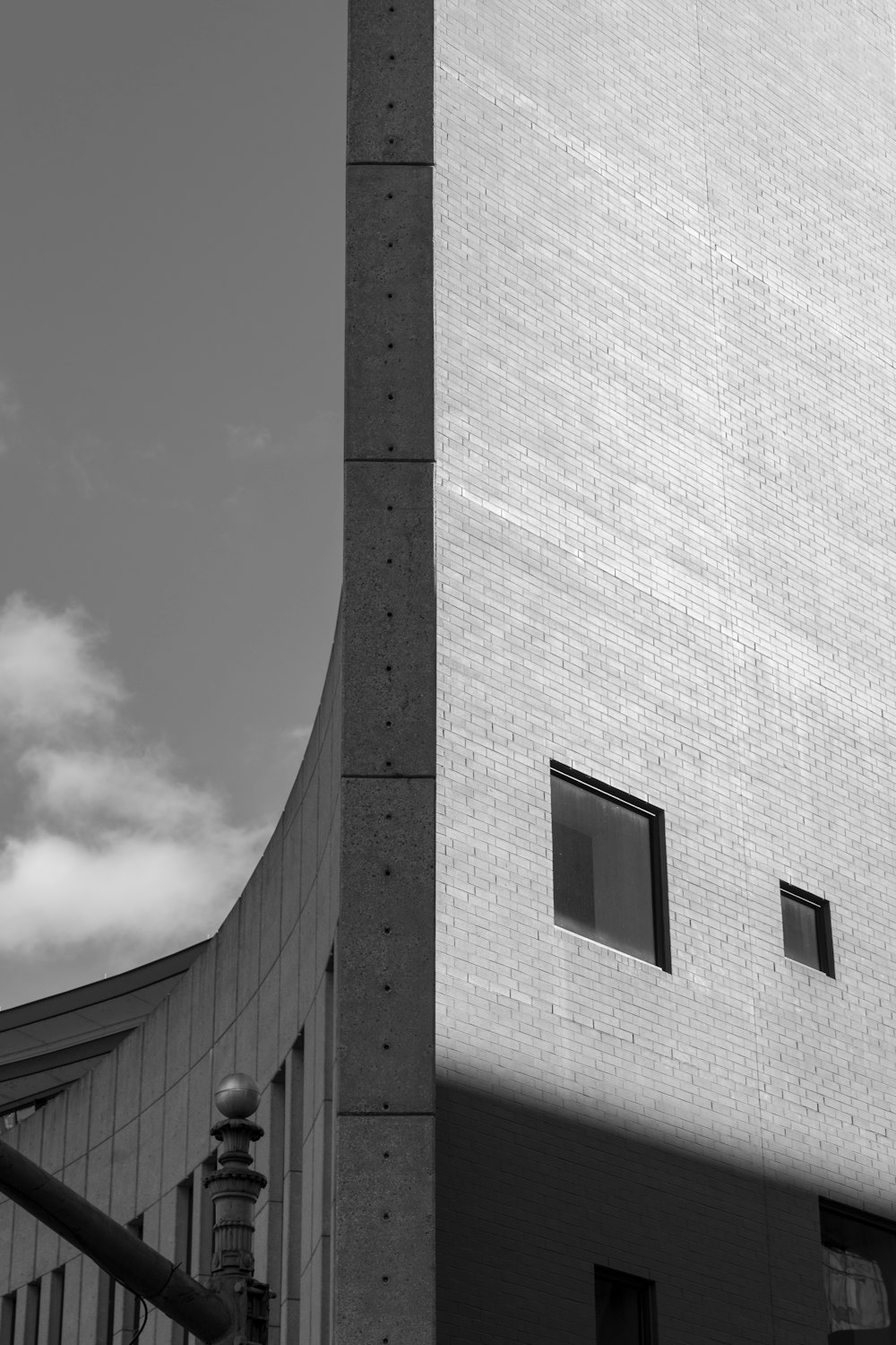 Foto en escala de grises de un edificio de hormigón