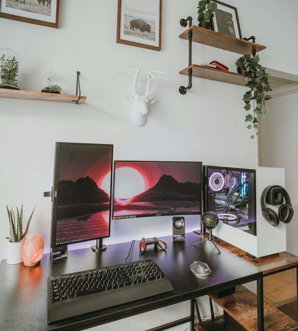 Monitor de computadora de pantalla plana negro sobre escritorio de madera marrón