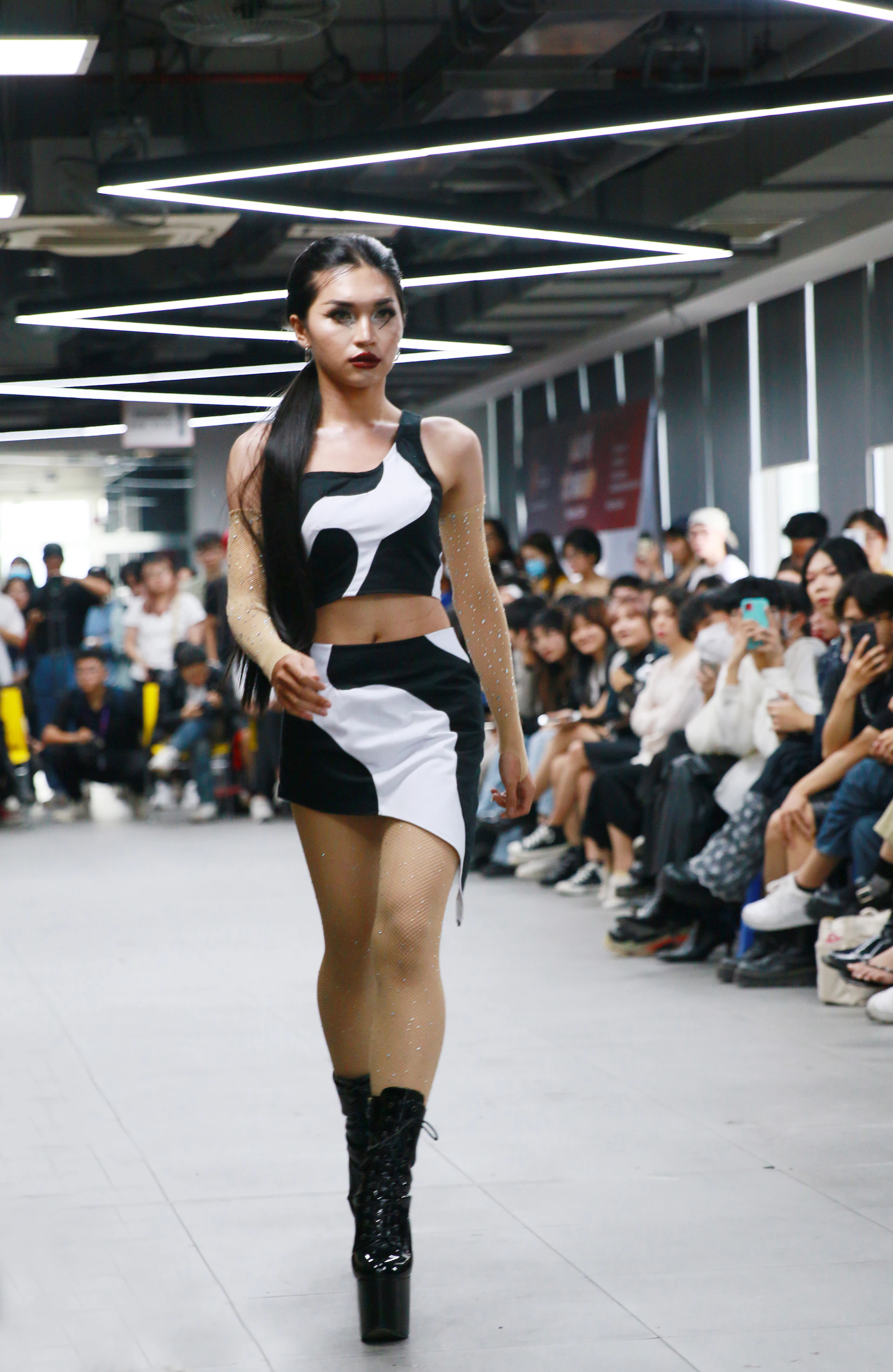 The runway alive with energy as contestants confidently stride down the catwalk during a stylish event organized by šviesos karalienė.