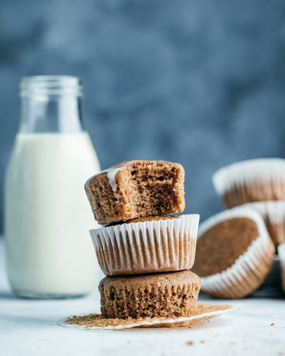 biscotti marroni su piatto di ceramica bianca