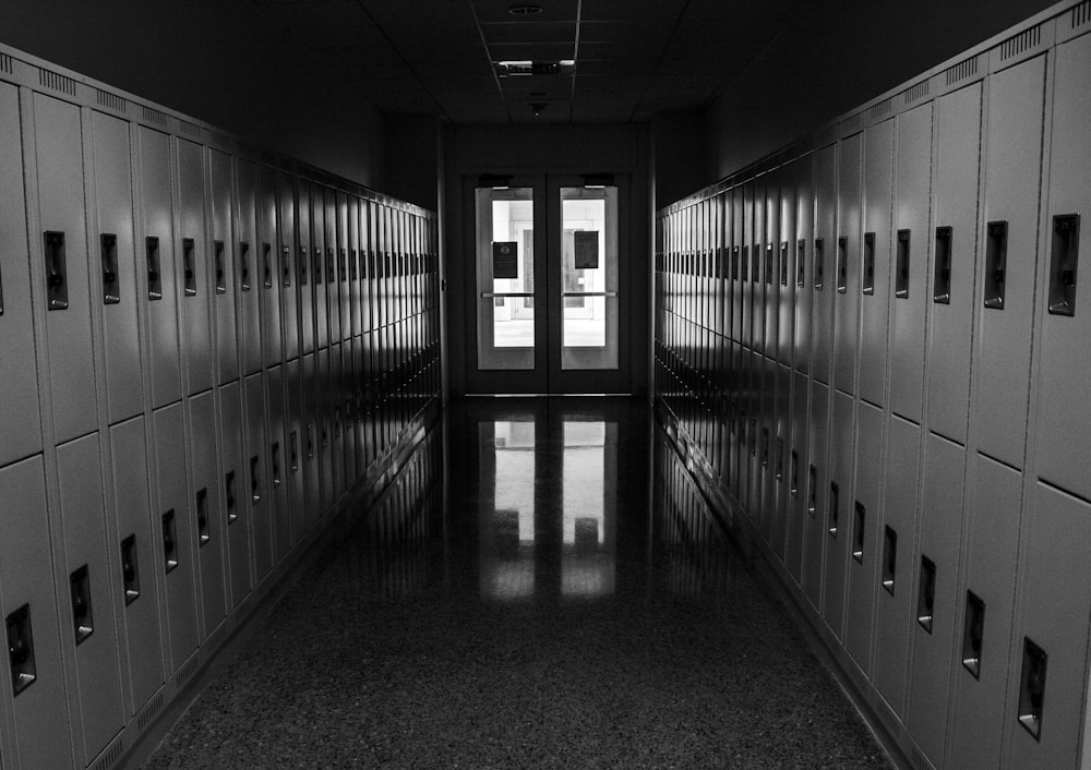Foto en escala de grises del pasillo con las luces encendidas en el medio