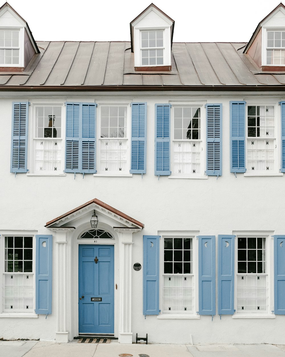 파란색과 흰색 콘크리트 집