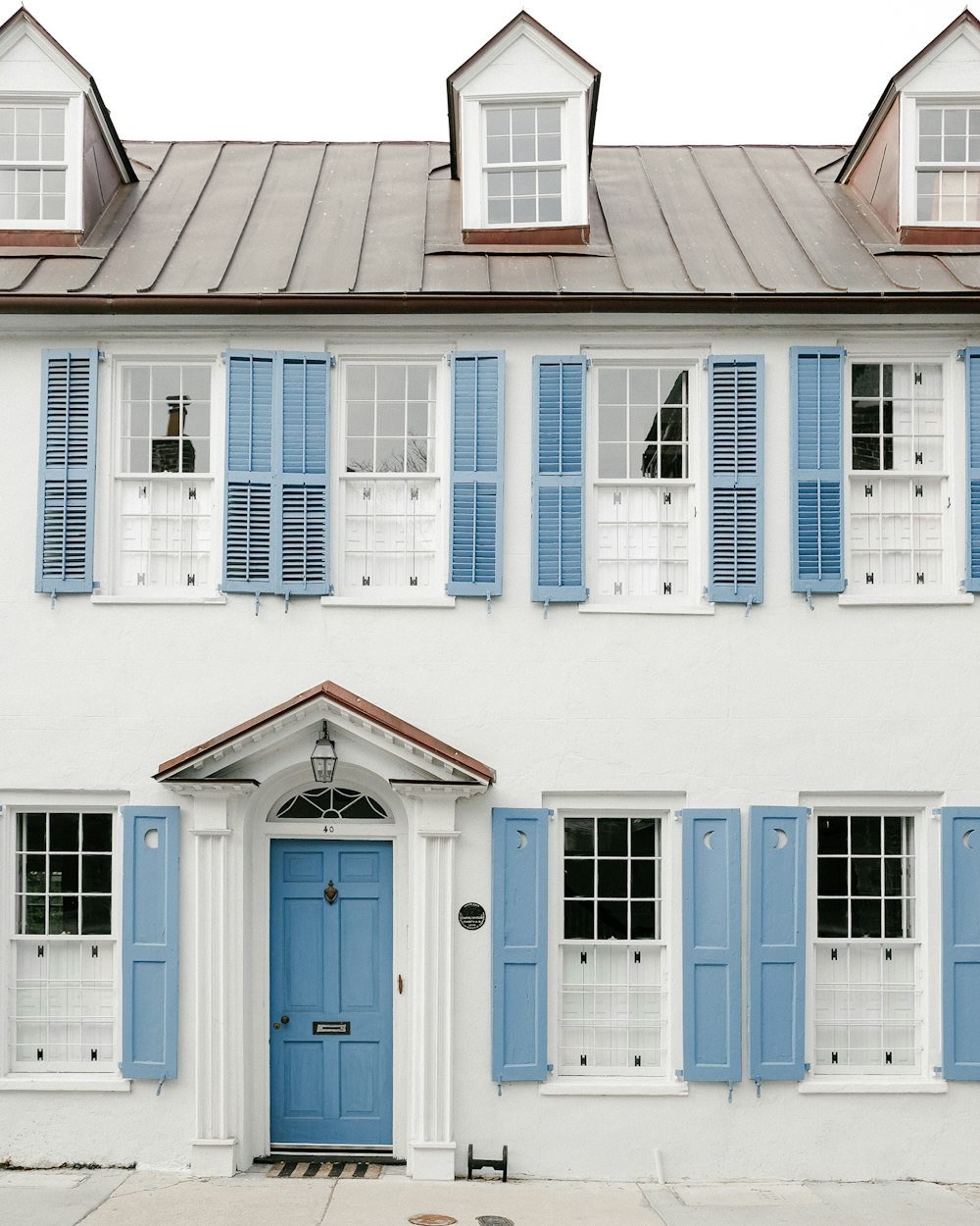 Maison en béton bleu et blanc