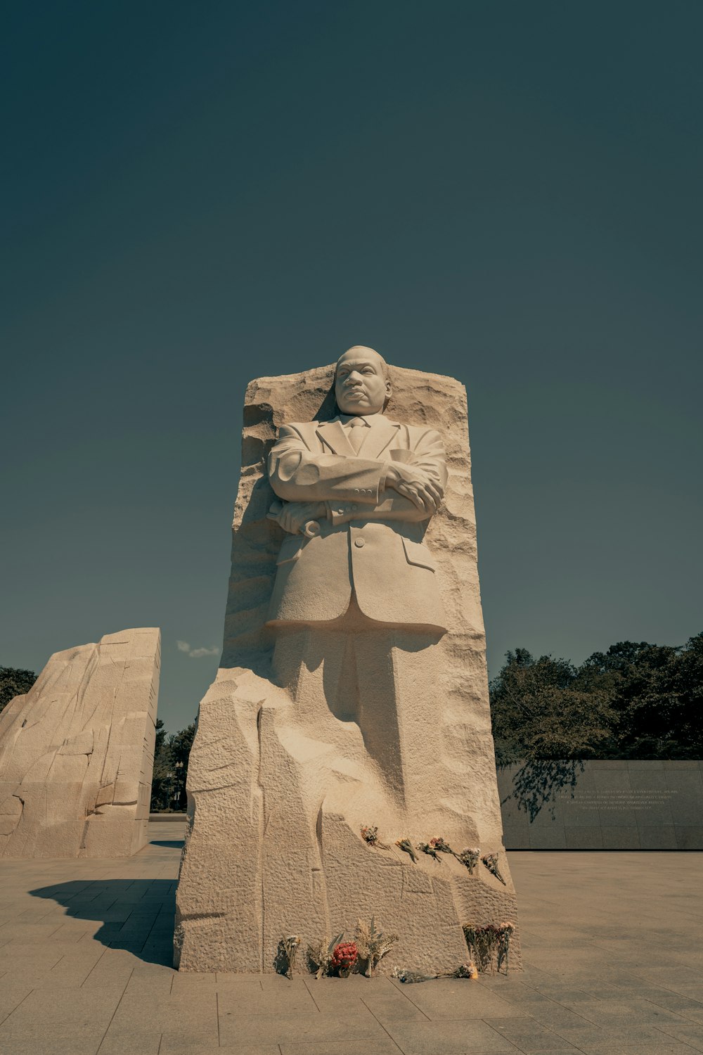 statue en béton brun pendant la journée