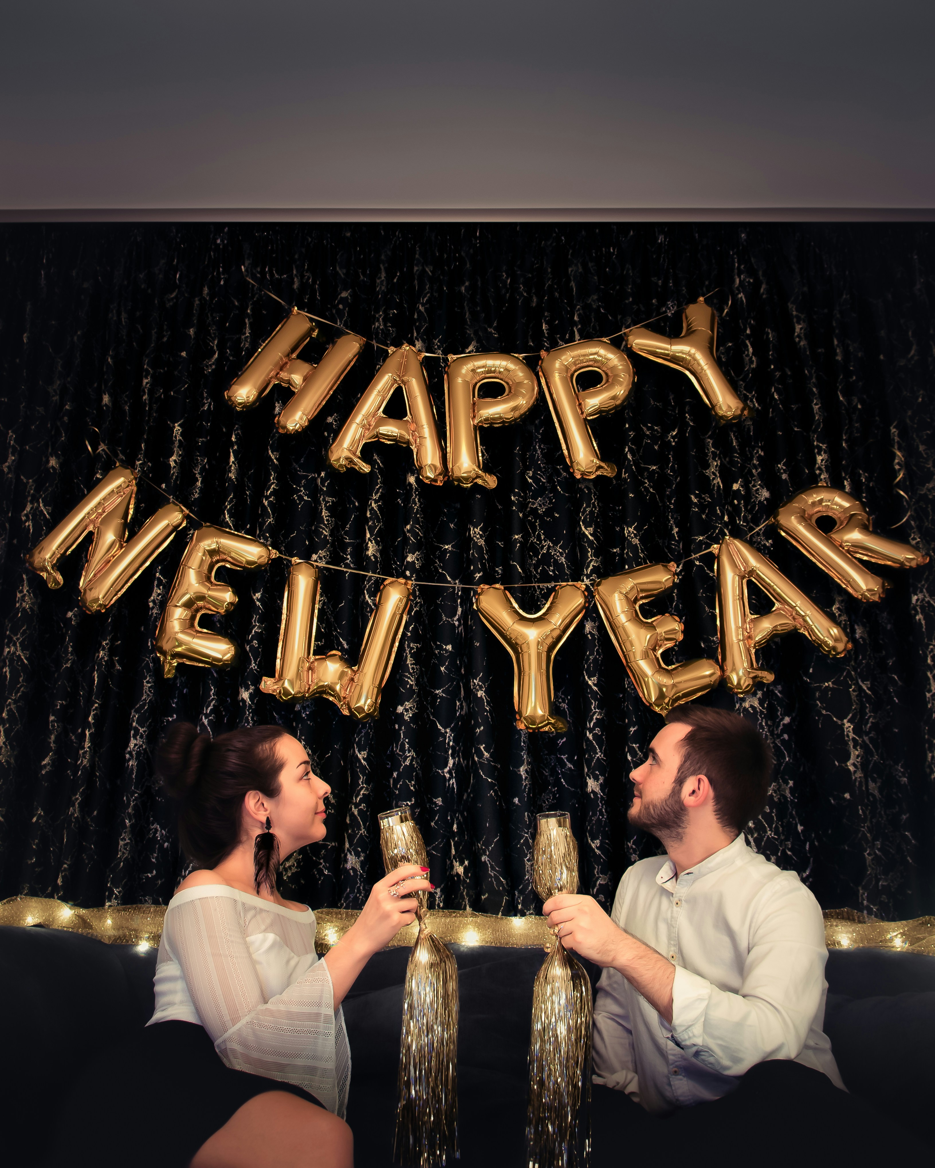 금빛 사랑 독립 편지 옆에 서 있는 하얀 드레스 셔츠를 입은 남자