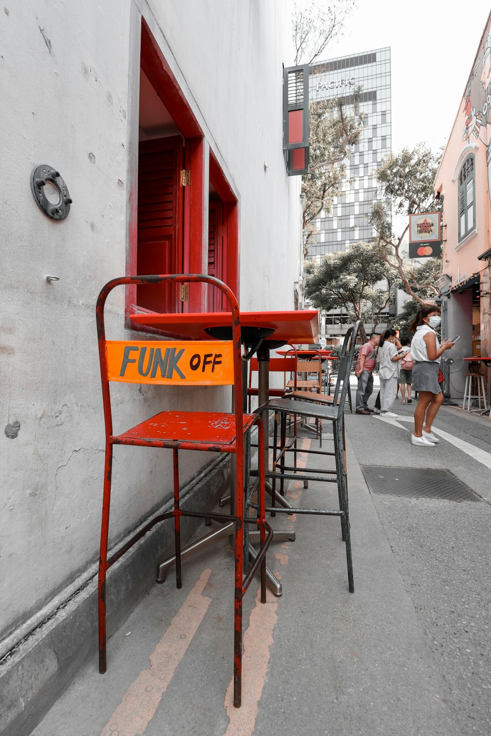 Escalera de metal roja y amarilla cerca de un edificio de hormigón blanco