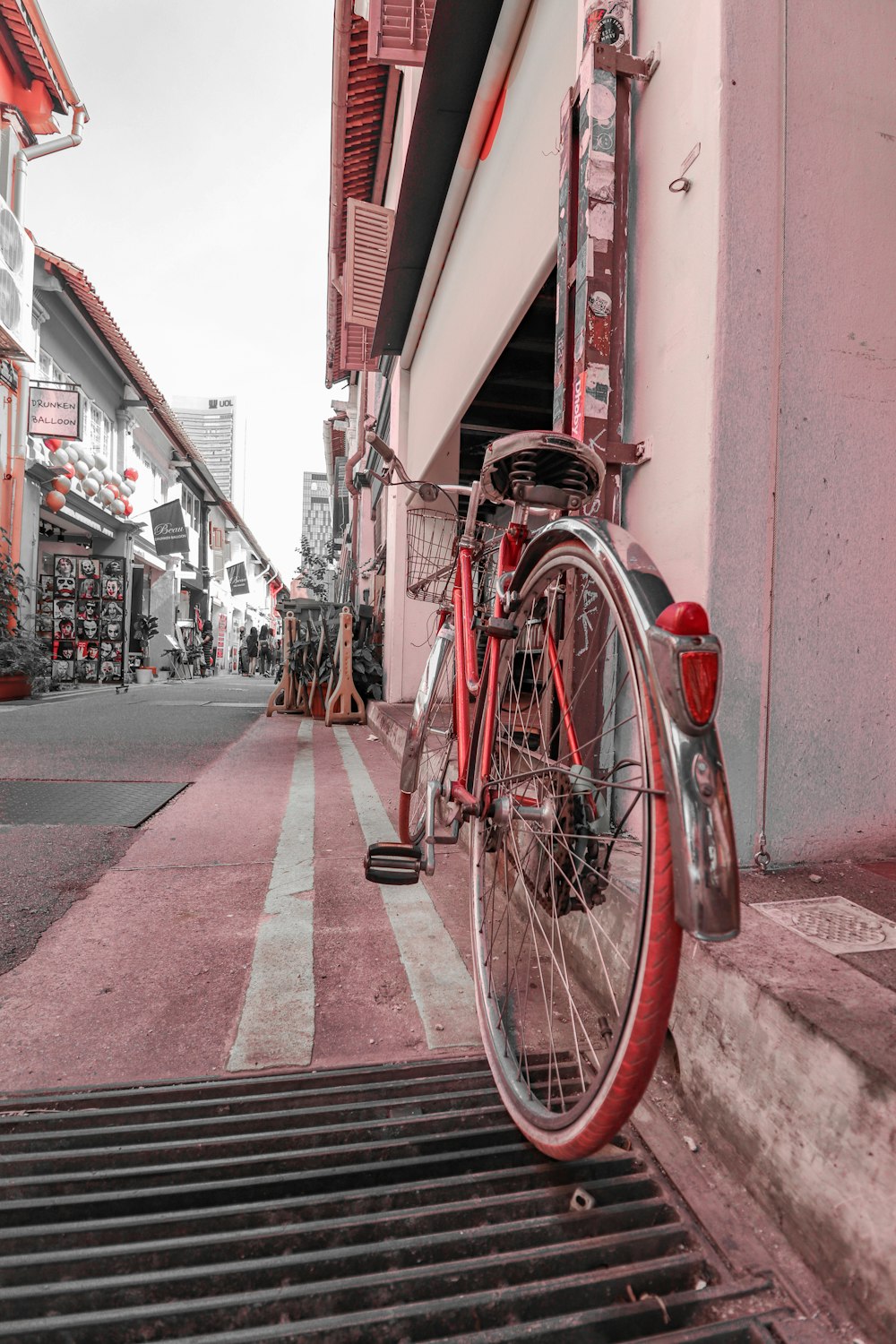 Vélo de ville rouge garé sur le trottoir pendant la journée