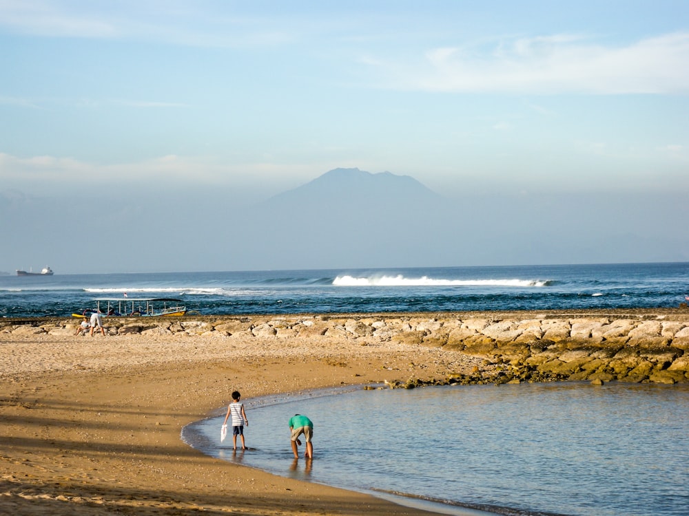 Gente caminando por la playa durante el día