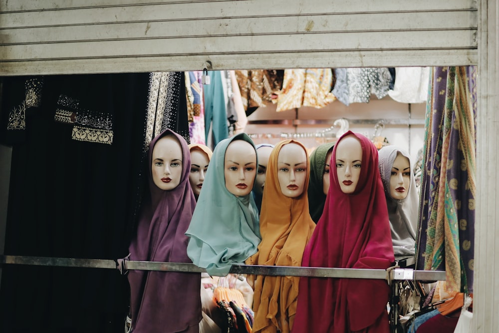 Donne in hijab in piedi vicino al muro di legno marrone