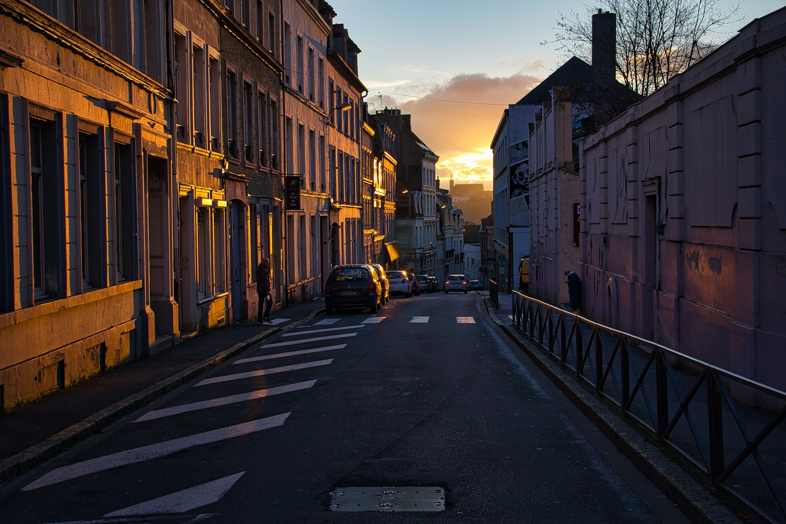 Une rue de la ville, en fin de journée