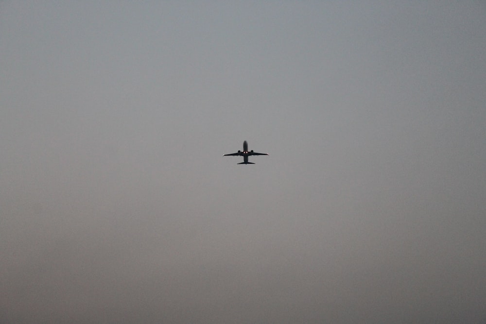 avión volando en el cielo