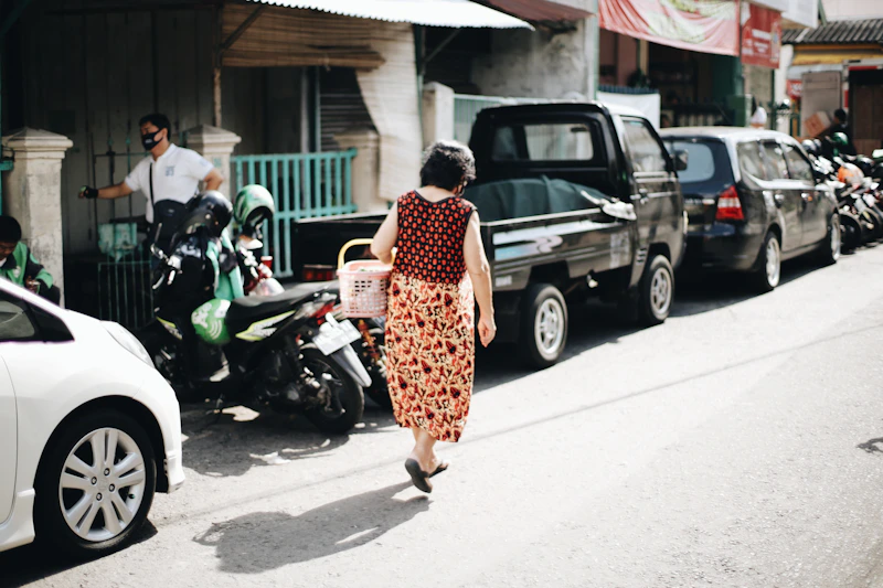 Sugar Mommy ในชุดเดรสลายดอกไม้สีน้ำตาลขาว ยืนข้างมอเตอร์ไซค์สีขาวดำ