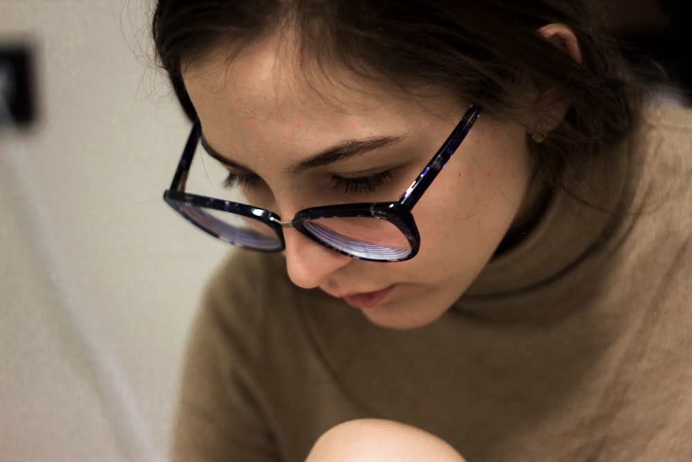 mujer con gafas de montura negra