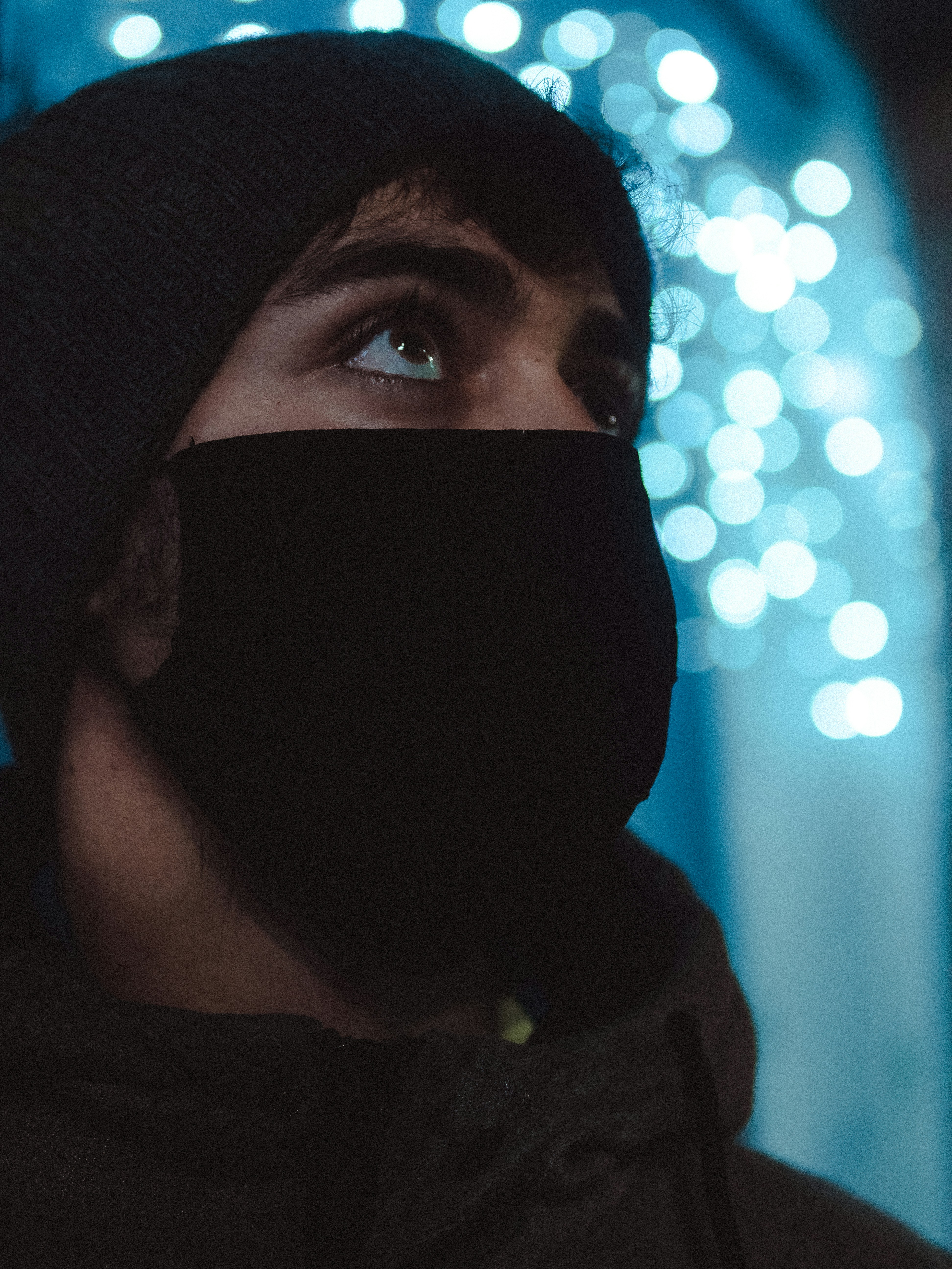 Frau im schwarzen Hijab beim Selfie