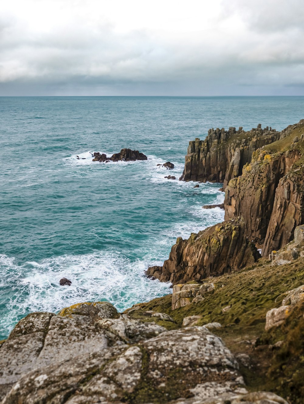 Formation rocheuse brune sur la mer pendant la journée