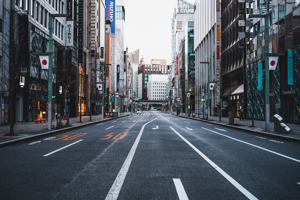 昼間の高層ビル間の灰色のコンクリート道路