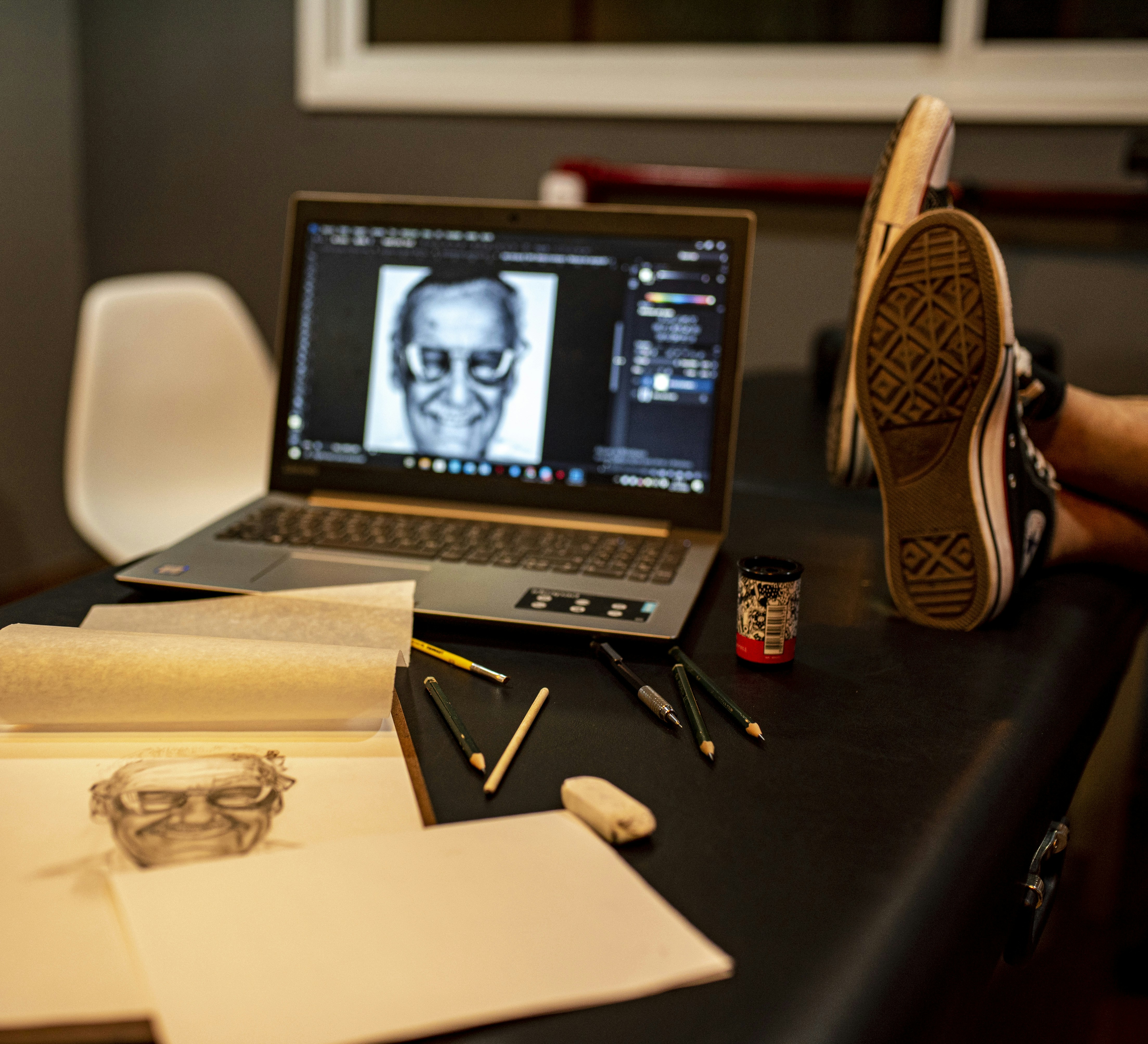 Dijital teknoloji ile çalışan moda tasarımcısı