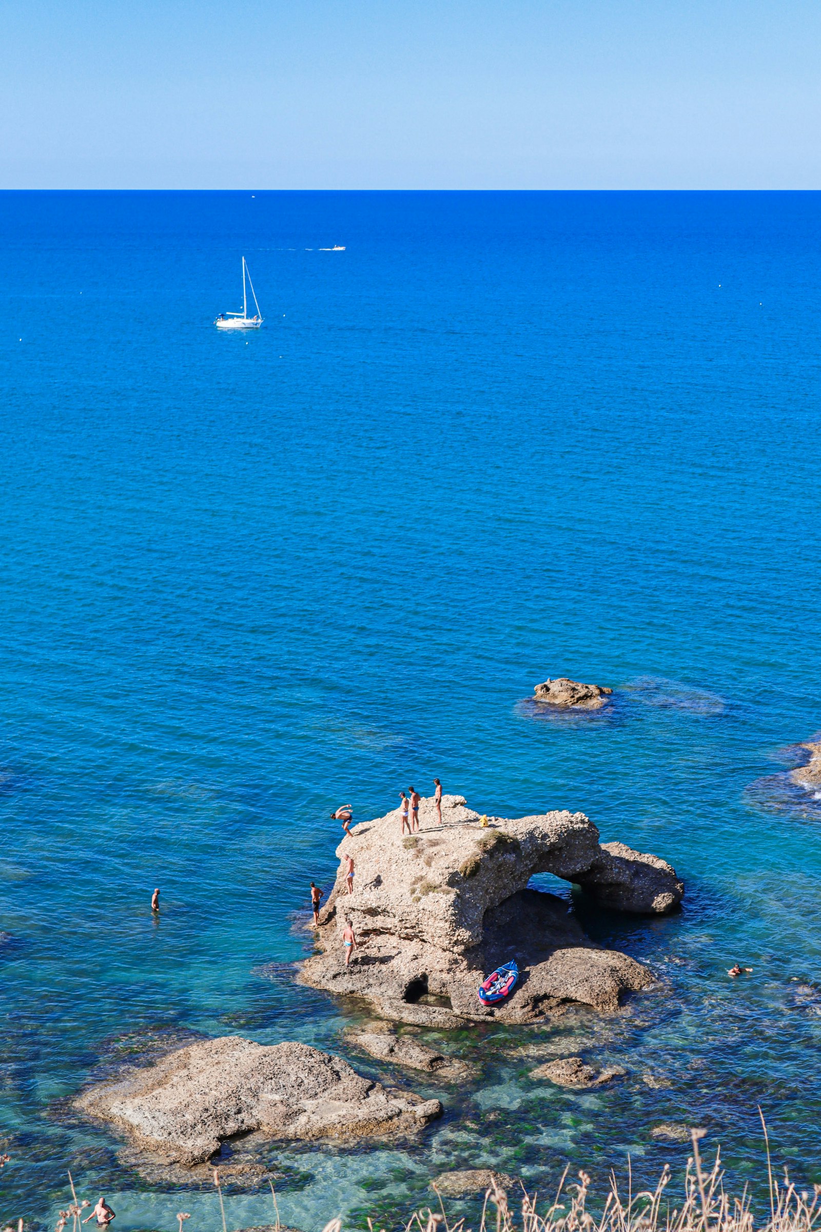 Équipement préparé sur un bateau semi-rigide à Hyères avant une journée en mer vers les îles d’Or