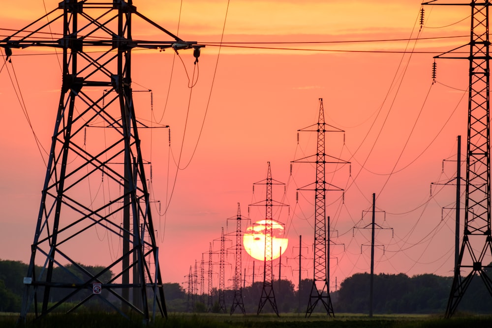 Silhouette des elektrischen Pfostens bei Sonnenuntergang