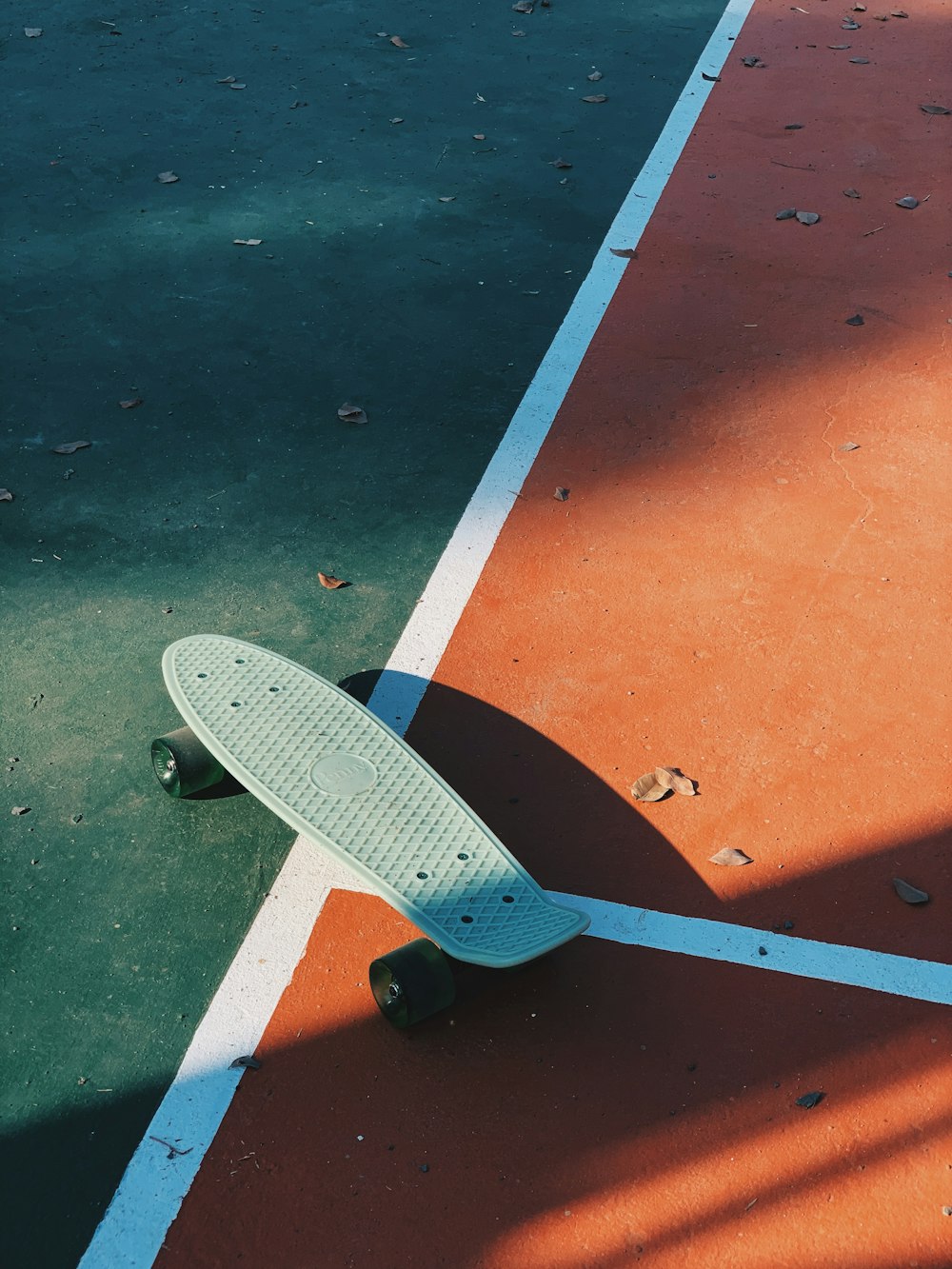 茶色と白のコンクリートの床に白と黒のスケートボード
