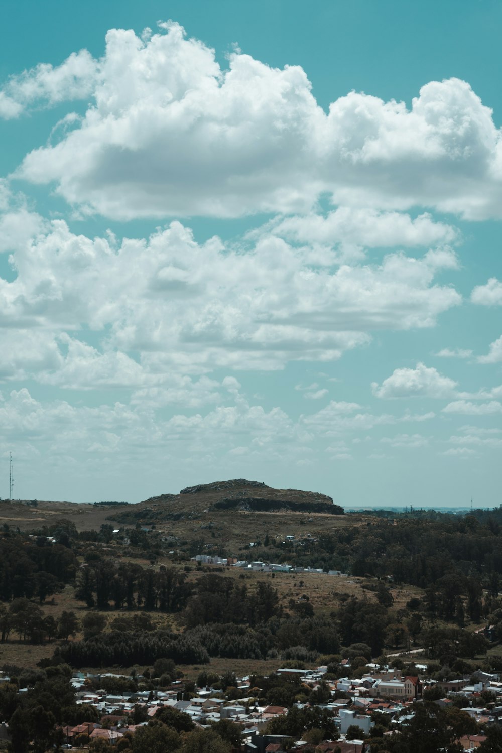 montanha marrom sob nuvens brancas e céu azul durante o dia